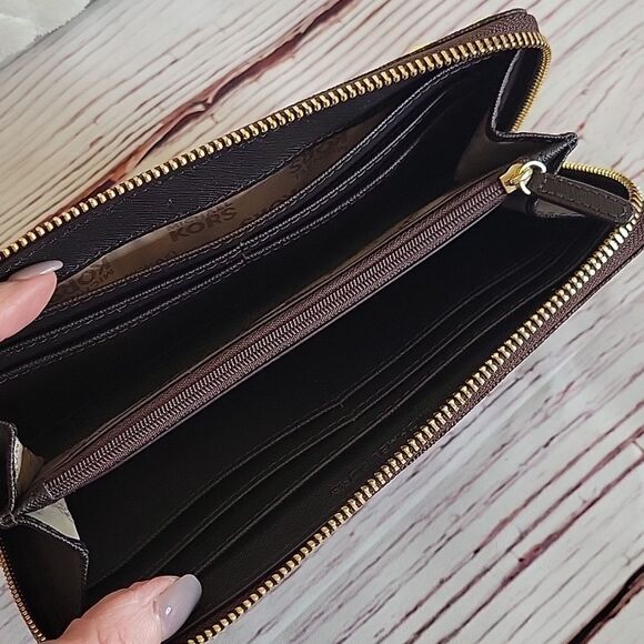 Michael Kors Signature Studded Wallet NWOT - Picture 7 of 8